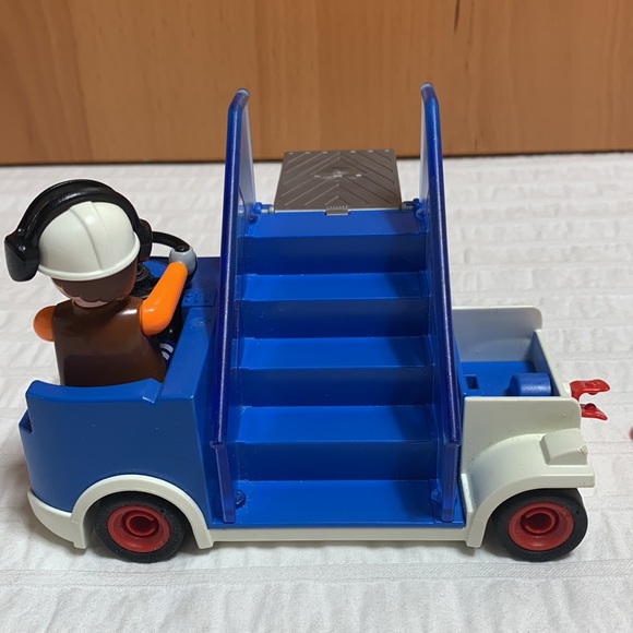 Passenger Boarding Stairs by Playmobil - Airport Service Crew - Picture 4 of 11